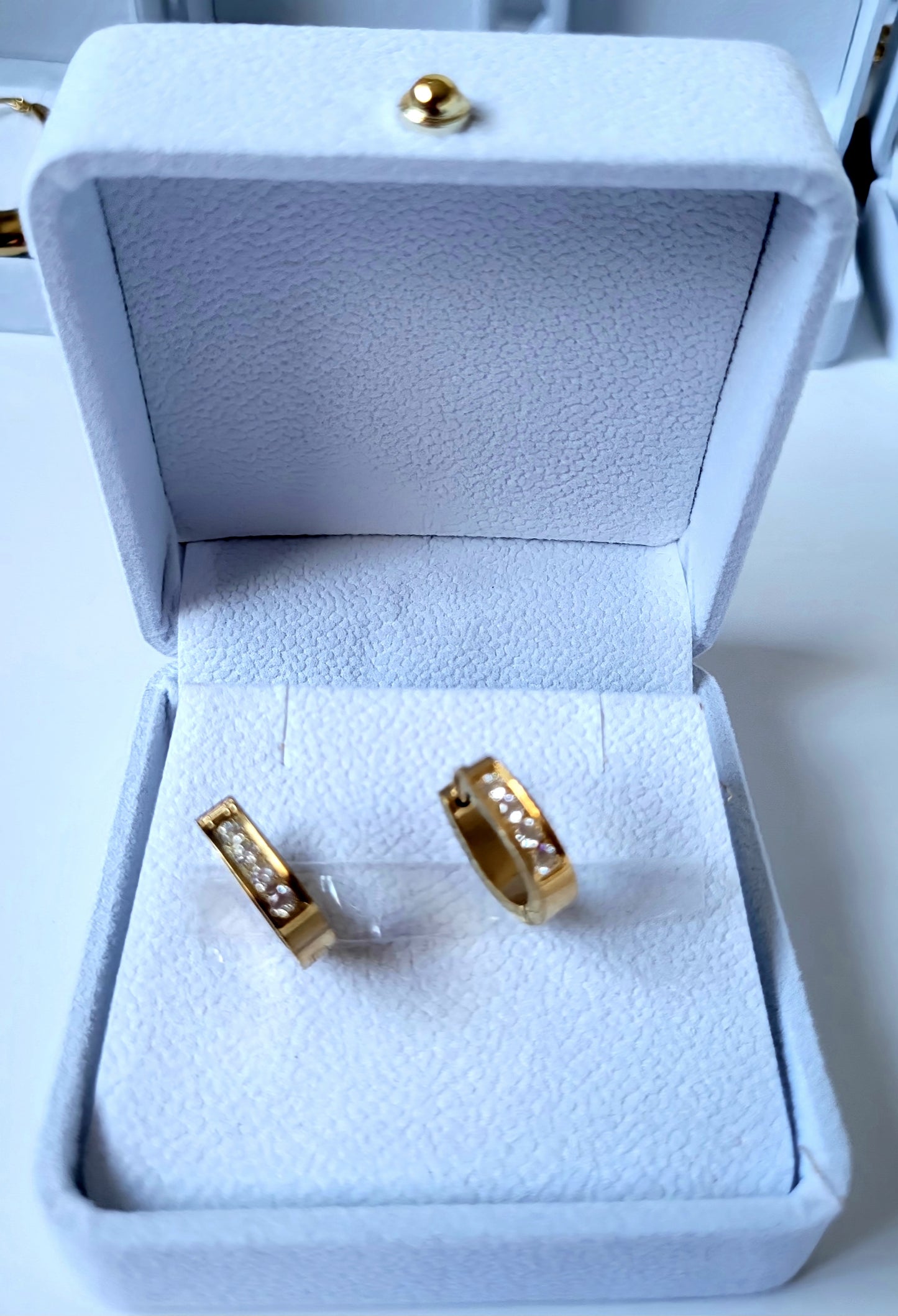 Earrings,18k gold with tiny stone