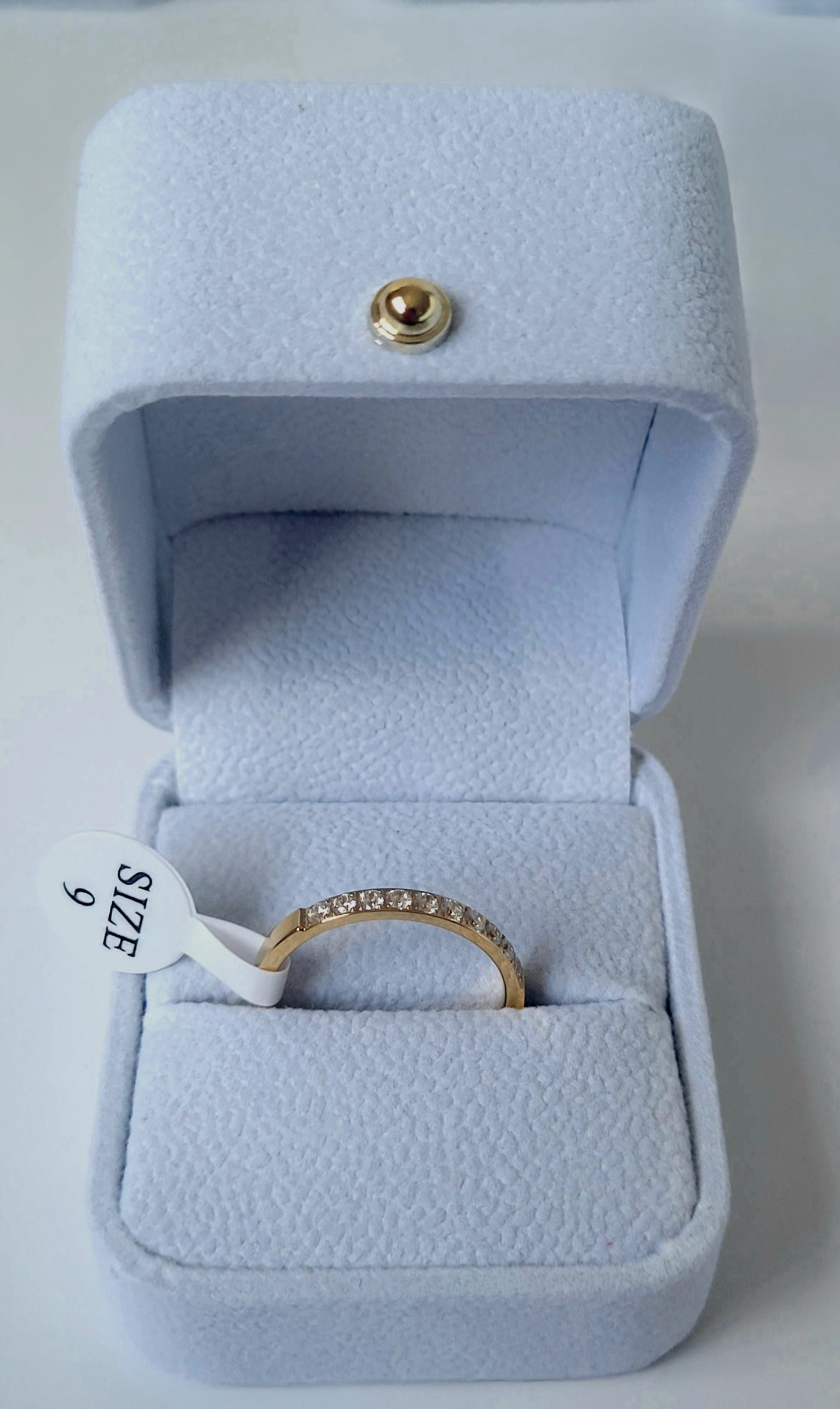 Fashion ring 18k gold plated,hypo allergenic with size 7,8,9